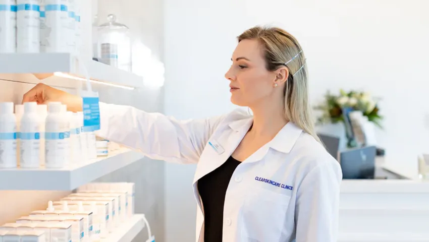 1330 X 816 Px Lady In Clinic